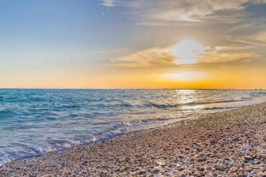 Güzel yaz günbatımı denize bulutlar ile