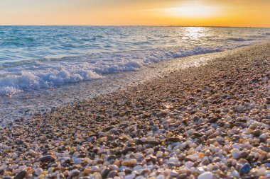 Günbatımı güneşli yaz gündüz sahilde