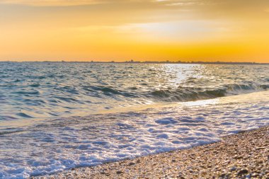 Günbatımı güneşli yaz gündüz sahilde