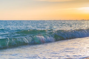 Günbatımı güneşli yaz gündüz sahilde