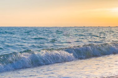 Günbatımı güneşli yaz gündüz sahilde