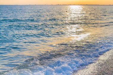 Günbatımı güneşli yaz gündüz sahilde