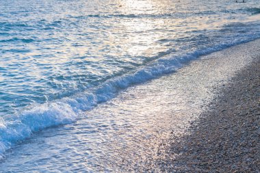 Günbatımı güneşli yaz gündüz sahilde