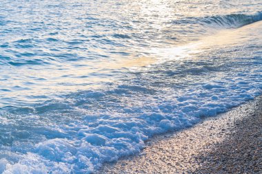 Günbatımı güneşli yaz gündüz sahilde