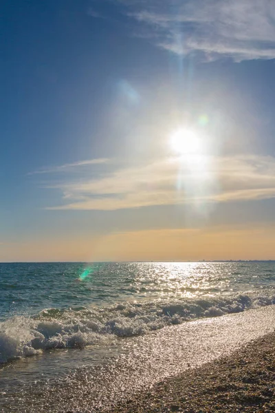 Güzel yaz günbatımı denize bulutlar ile