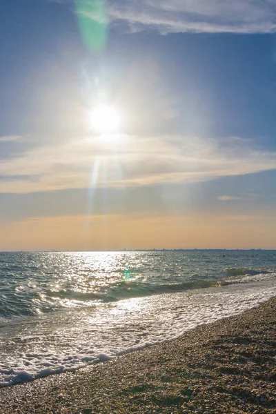 Güzel yaz günbatımı denize bulutlar ile