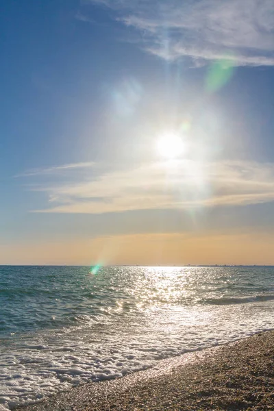 Güzel yaz günbatımı denize bulutlar ile