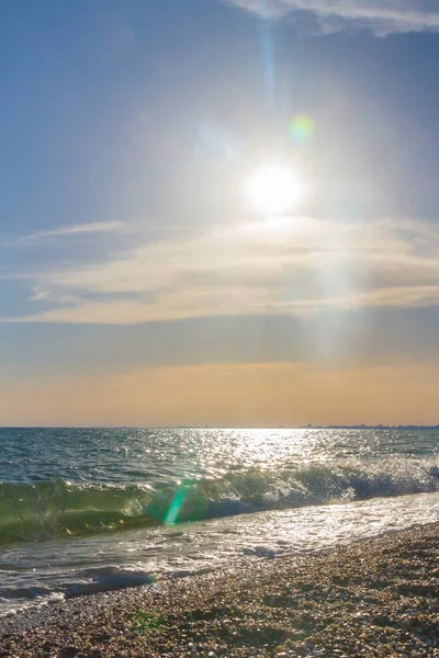 Güzel yaz günbatımı denize bulutlar ile
