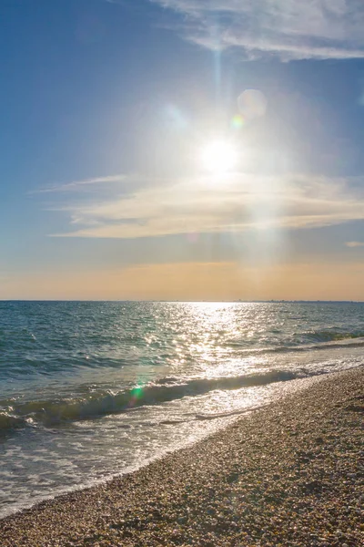 Güzel yaz günbatımı denize bulutlar ile