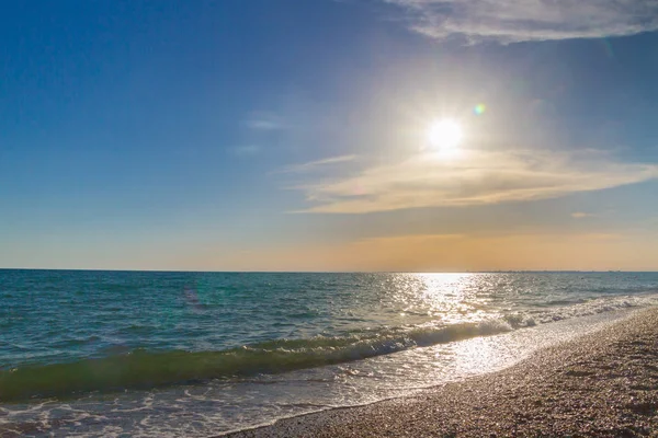 Güzel yaz günbatımı denize bulutlar ile