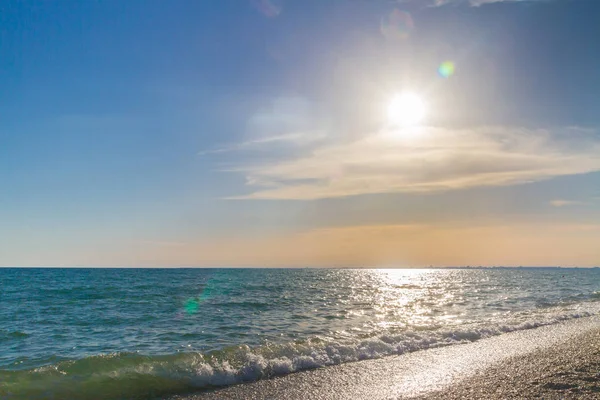 Güzel yaz günbatımı denize bulutlar ile