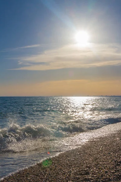 Güzel yaz günbatımı denize bulutlar ile