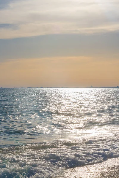 Günbatımı güneşli yaz gündüz sahilde