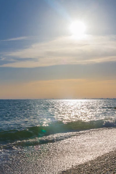 Güzel yaz günbatımı denize bulutlar ile