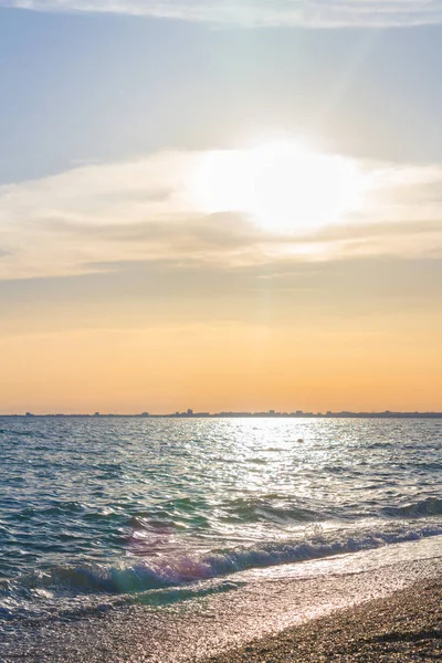 Güzel yaz günbatımı denize bulutlar ile