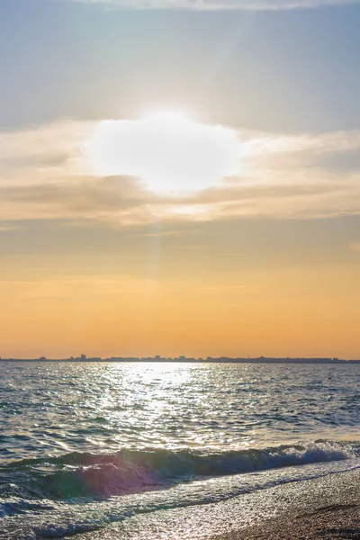 Güzel yaz günbatımı denize bulutlar ile