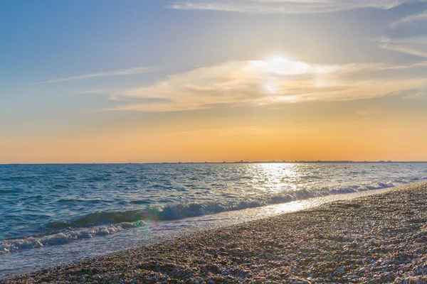 Güzel yaz günbatımı denize bulutlar ile