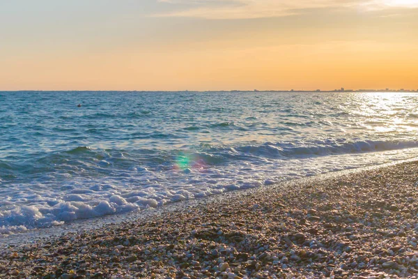 Günbatımı güneşli yaz gündüz sahilde