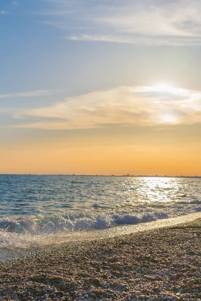 Güzel yaz günbatımı denize bulutlar ile