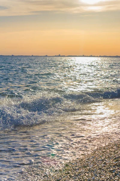 Günbatımı güneşli yaz gündüz sahilde