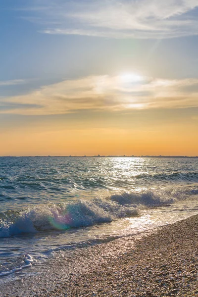 Güzel yaz günbatımı denize bulutlar ile