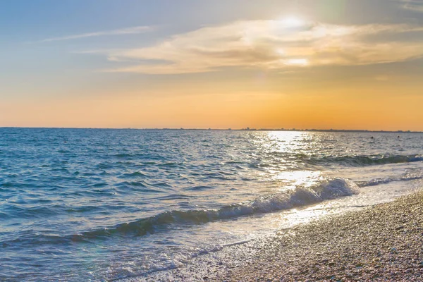 Güzel yaz günbatımı denize bulutlar ile