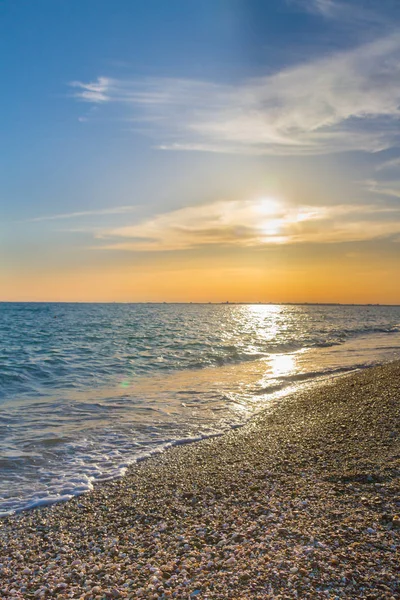 Güzel yaz günbatımı denize bulutlar ile