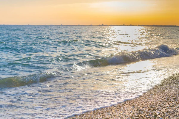 Günbatımı güneşli yaz gündüz sahilde