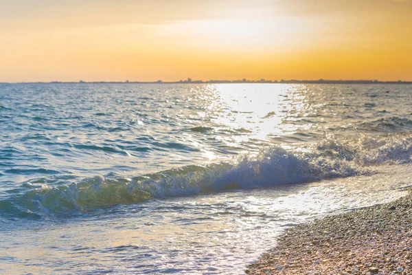 Günbatımı güneşli yaz gündüz sahilde