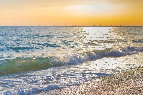 Günbatımı güneşli yaz gündüz sahilde