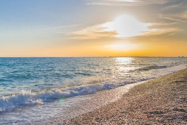 Güzel yaz günbatımı denize bulutlar ile