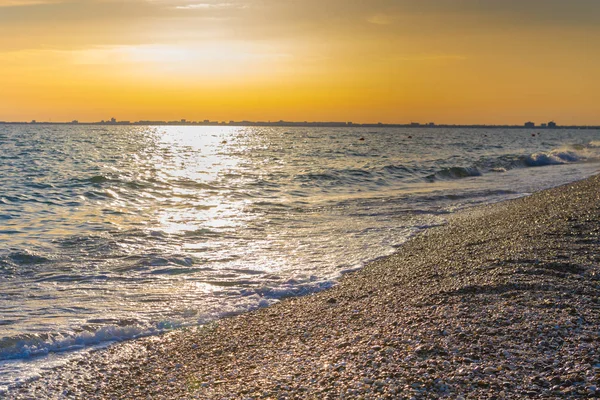 Günbatımı güneşli yaz gündüz sahilde