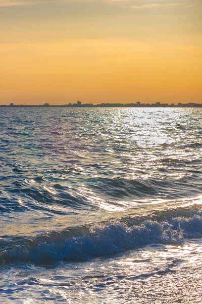 Günbatımı güneşli yaz gündüz sahilde