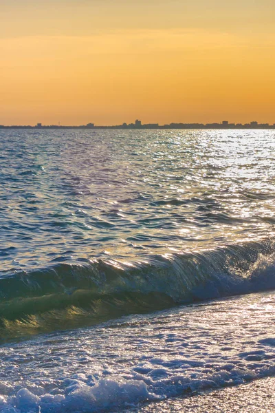 Günbatımı güneşli yaz gündüz sahilde