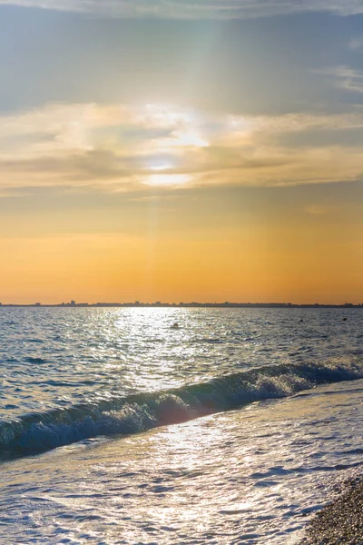 Güzel yaz günbatımı denize bulutlar ile