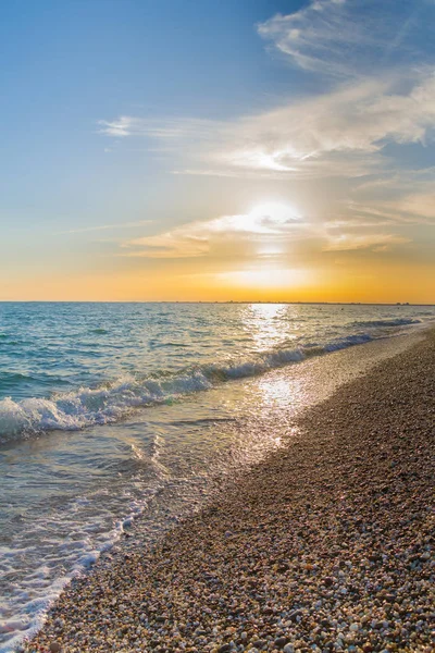 Güzel yaz günbatımı denize bulutlar ile