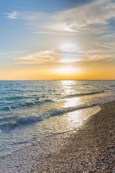 Güzel yaz günbatımı denize bulutlar ile