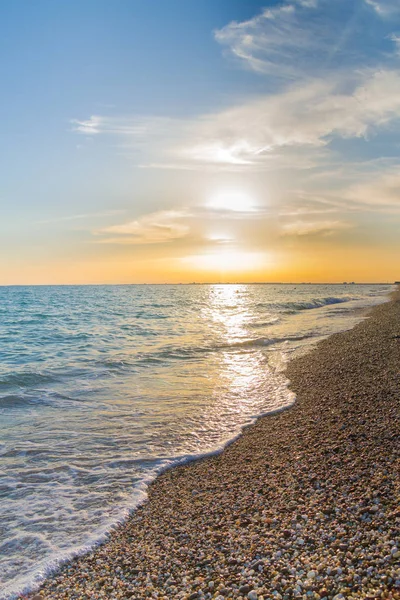 Güzel yaz günbatımı denize bulutlar ile