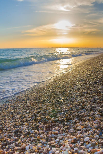 Güzel yaz günbatımı denize bulutlar ile