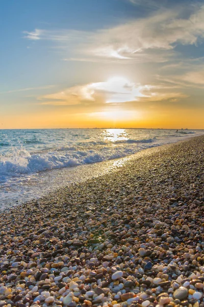 Güzel yaz günbatımı denize bulutlar ile