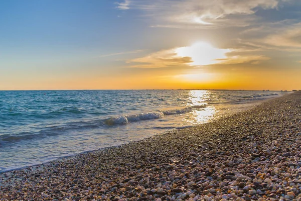 Güzel yaz günbatımı denize bulutlar ile