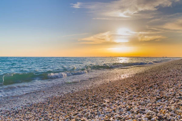 Güzel yaz günbatımı denize bulutlar ile