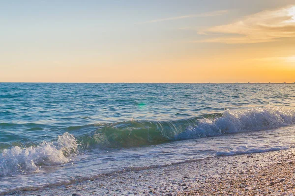 Günbatımı güneşli yaz gündüz sahilde