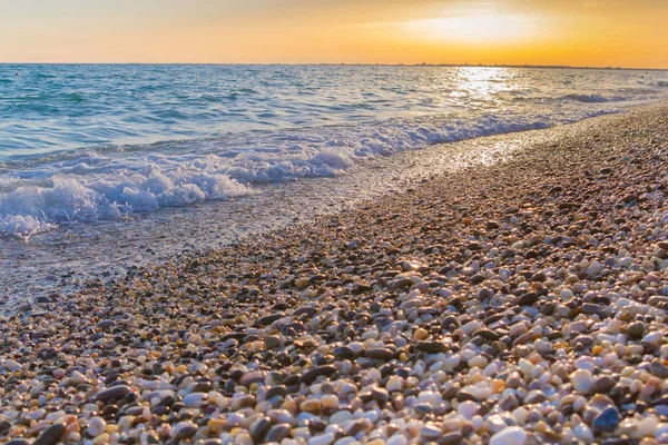 Günbatımı güneşli yaz gündüz sahilde