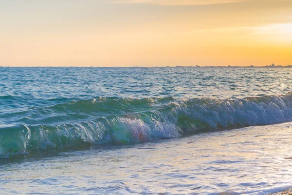 Günbatımı güneşli yaz gündüz sahilde