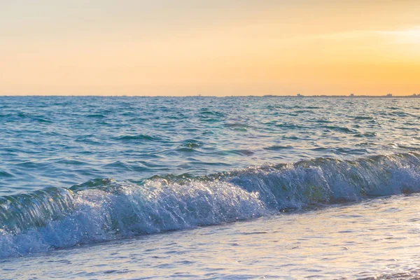 Günbatımı güneşli yaz gündüz sahilde