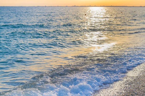 Günbatımı güneşli yaz gündüz sahilde