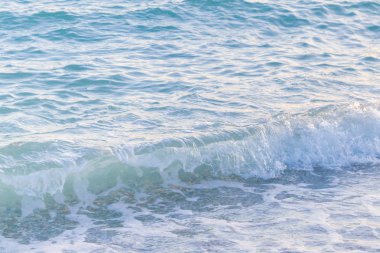 Sandy ve çakıl plaj üzerinde çalışan deniz dalgası