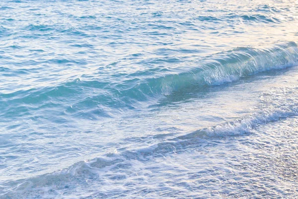 Sandy ve çakıl plaj üzerinde çalışan deniz dalgası