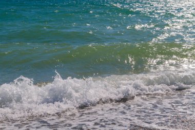 Plaj yaz güneşli günde bir dalga ile